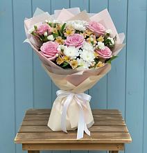 Букет цветов из:  Гвоздики, Орхидеи и Розы в Яковлевка Приморского края