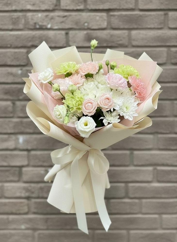 Букет цветов из: Гвоздики, Розы, Лизиантусы и Хризантемы в Яковлевка Приморского края