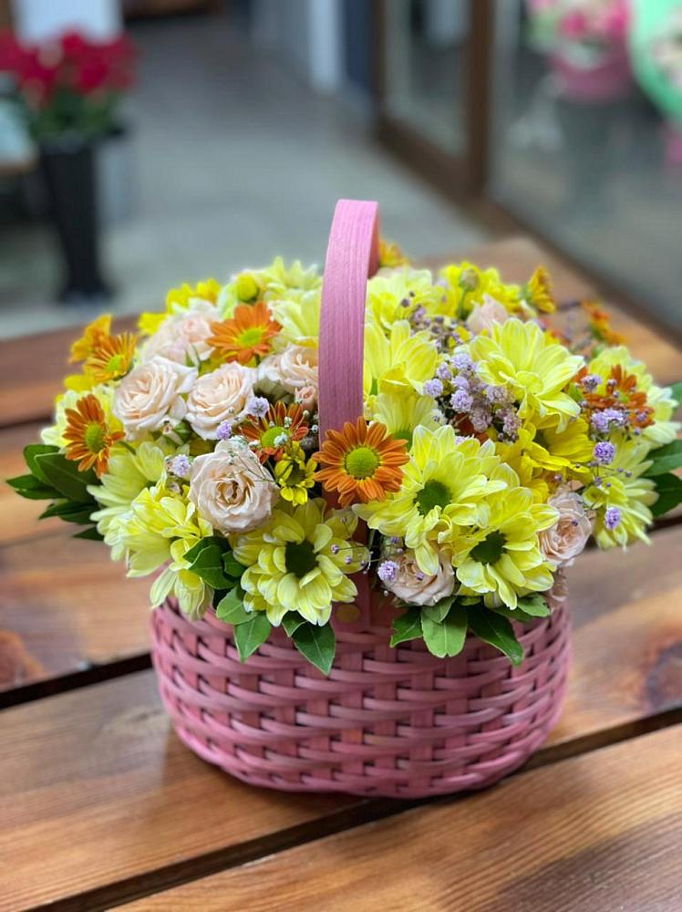 Цветочная композиция из Хризантемы и Розы в корзине в Яковлевка Приморского края