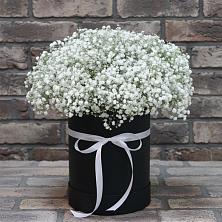 Цветочная композиция из Гипсофила в шляпной коробке в Яковлевка Приморского края
