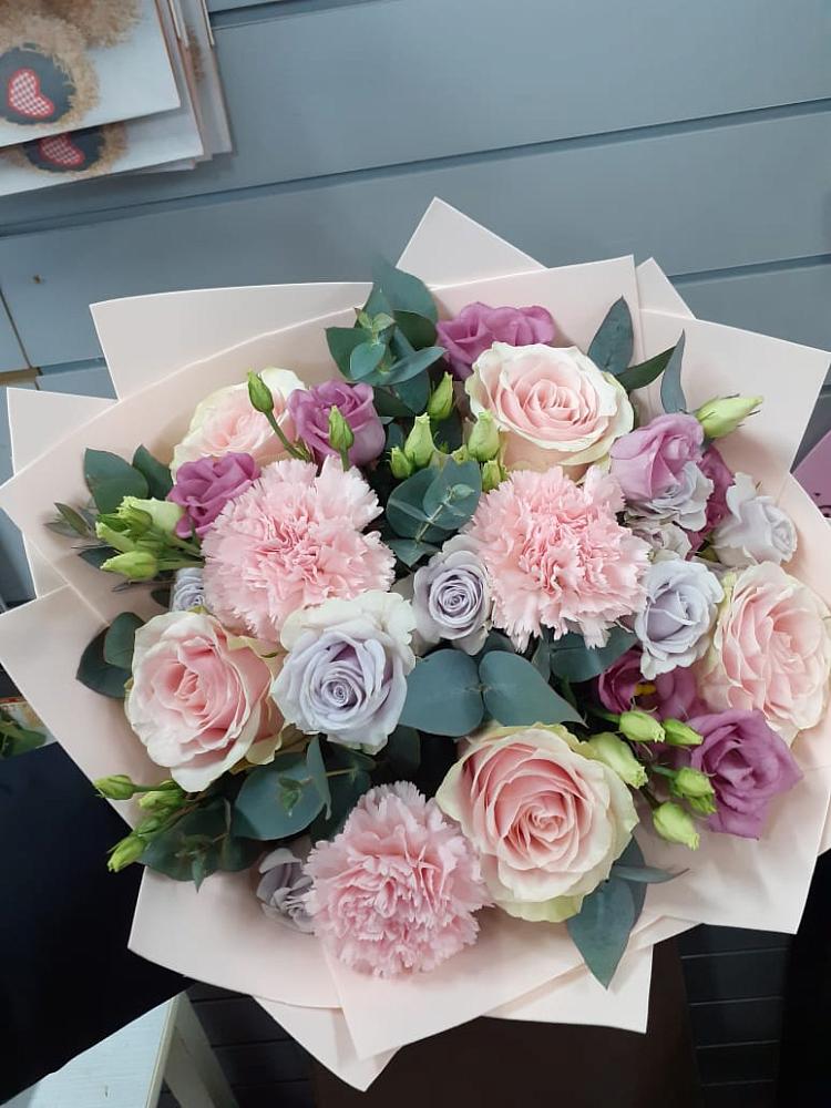 Букет цветов из: Розы, Гвоздики и Лизиантусы в Яковлевка Приморского края